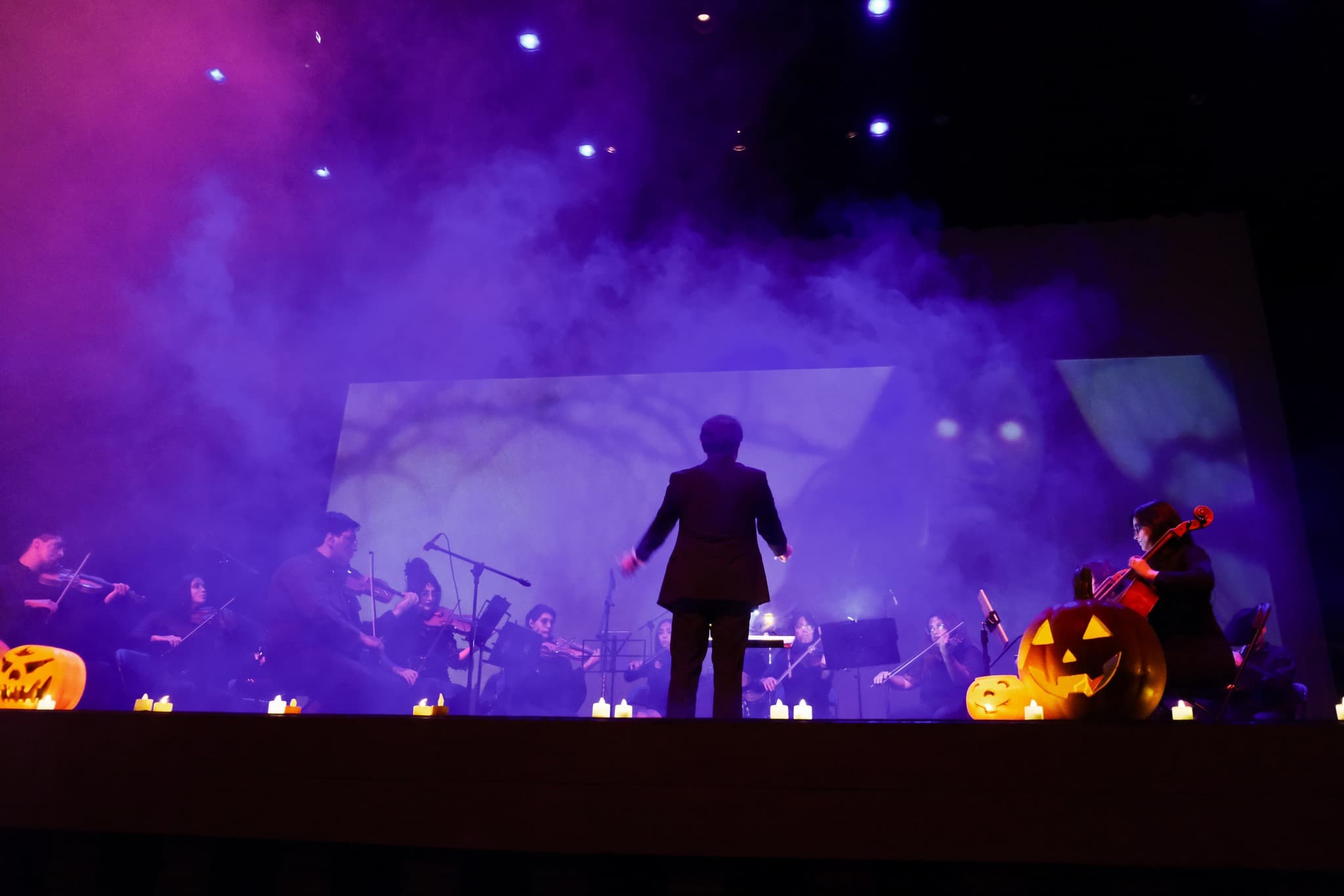 Concierto de orquesta D'Gikaro con iluminación dramática