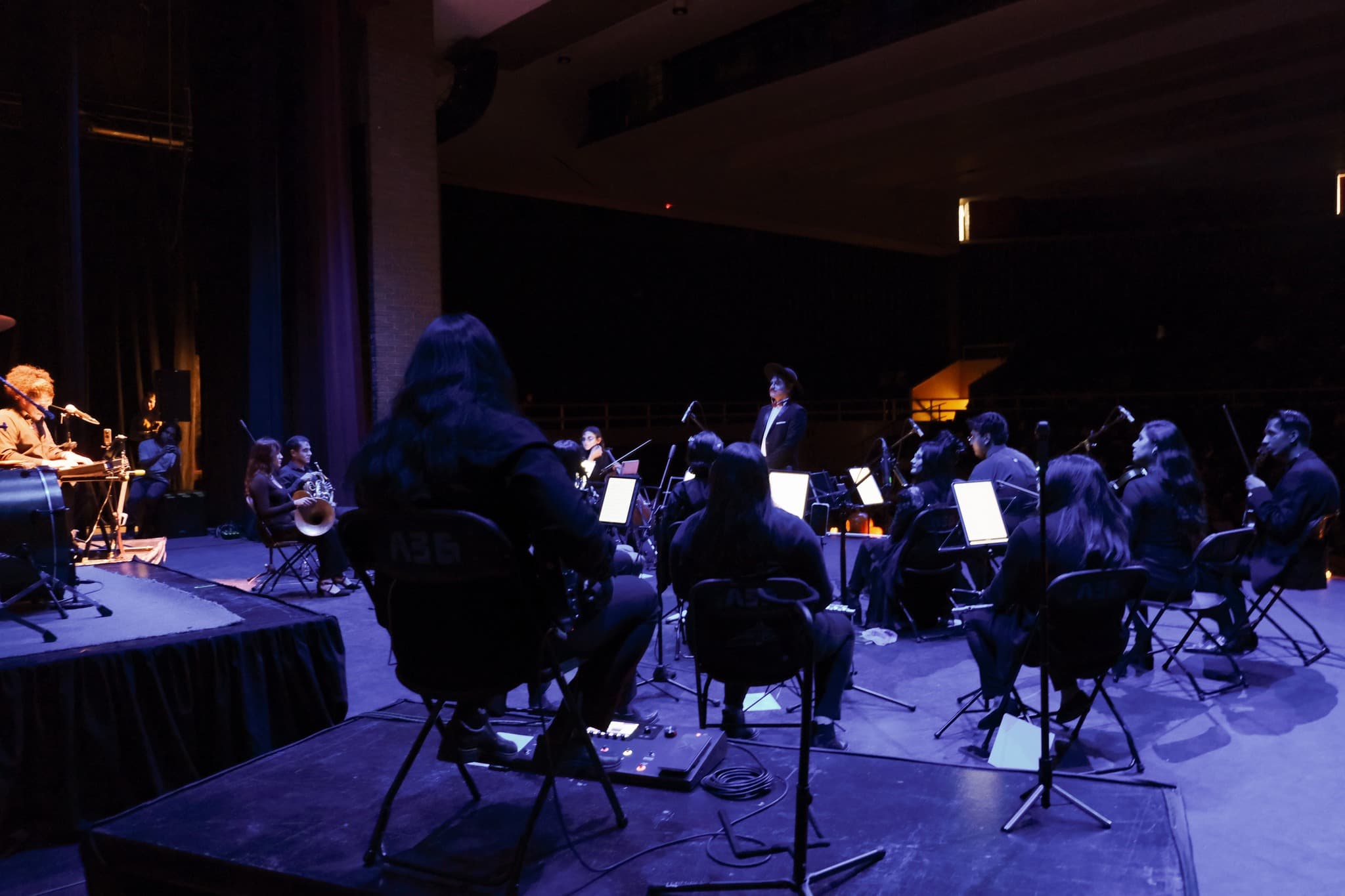 Orquesta D'Gikaro en concierto con iluminación azul